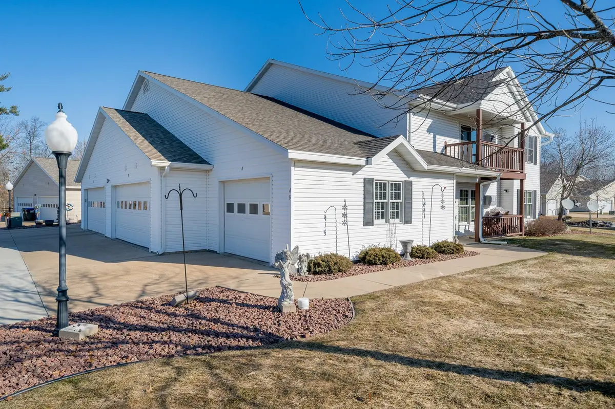 220 COUNTRY SIDE CT #A, Waupaca, WI 54981