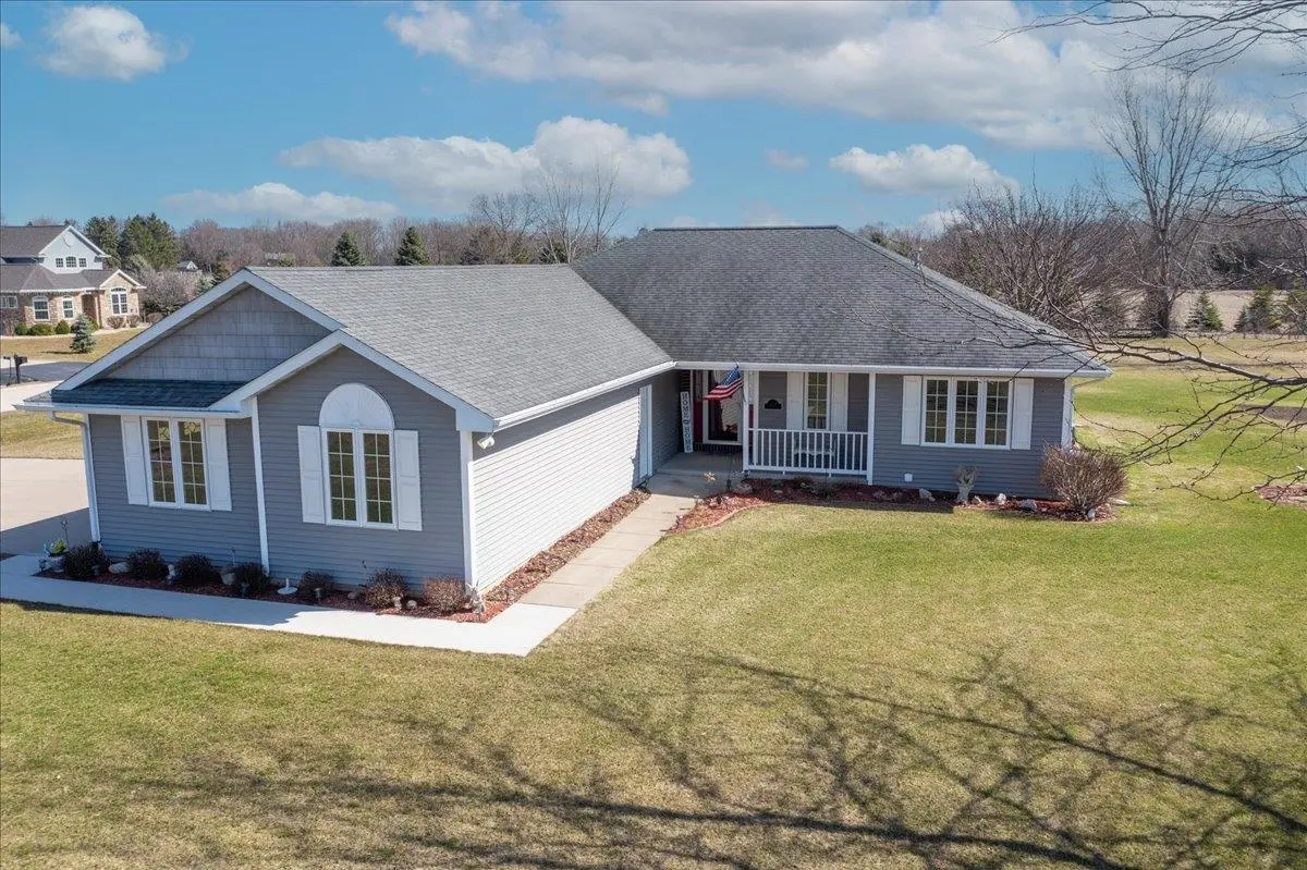 4630 STONEFIELD DR, Oshkosh, WI 54902