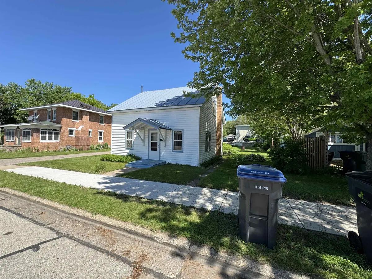 206 W SESSIONS ST, Waupaca, WI 54981