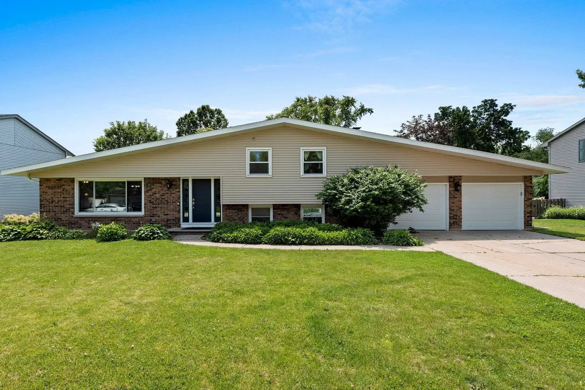 524 SOMERSET DR, Allouez, WI 54301