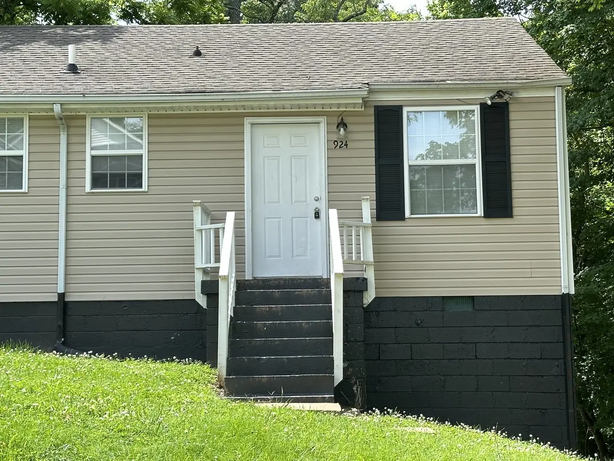 924 Woody Hills Dr, Clarksville, TN 37040