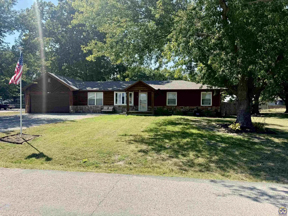208 Willow LN, Perry, KS 66073