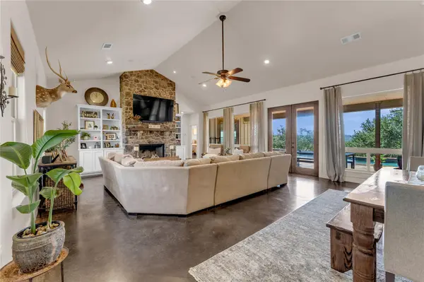 400 Darby LN, Llano, TX 78643