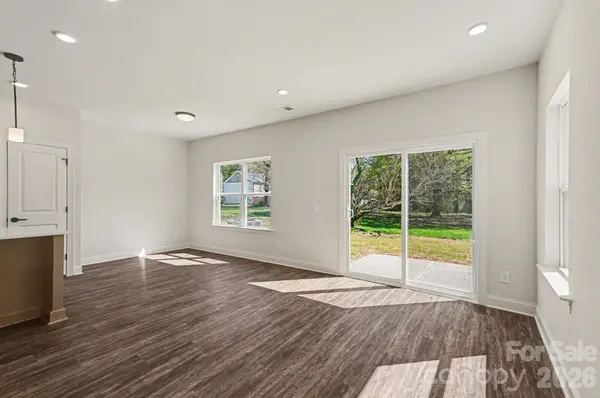 564 W Wilson AVE, Mooresville, NC 28115