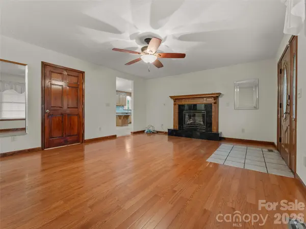 476 Jackson Loop RD, Flat Rock, NC 28731