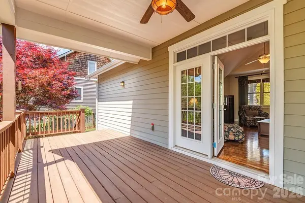 4 Olde Cottage LN, Asheville, NC 28803