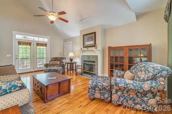 4 Olde Cottage LN, Asheville, NC 28803