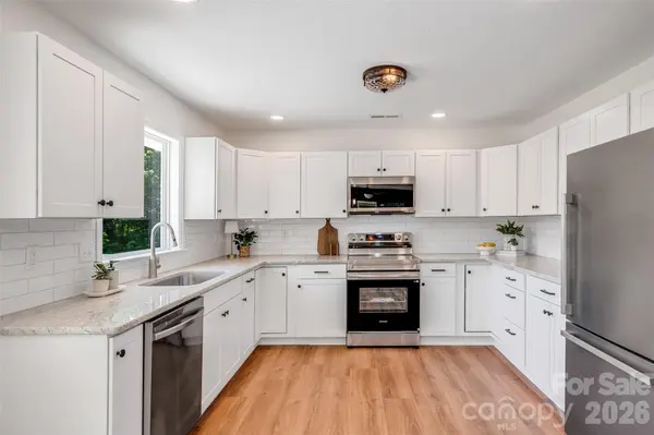 69 Milburn LN, Hendersonville, NC 28792