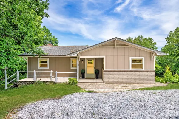 69 Milburn LN, Hendersonville, NC 28792