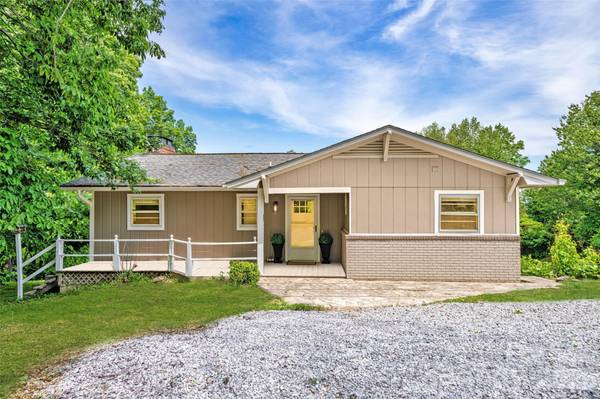 69 Milburn LN, Hendersonville, NC 28792