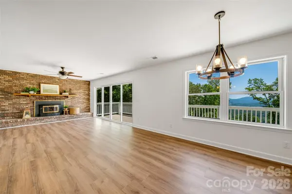 69 Milburn LN, Hendersonville, NC 28792