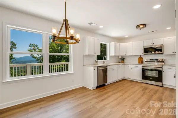 69 Milburn LN, Hendersonville, NC 28792