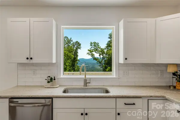69 Milburn LN, Hendersonville, NC 28792