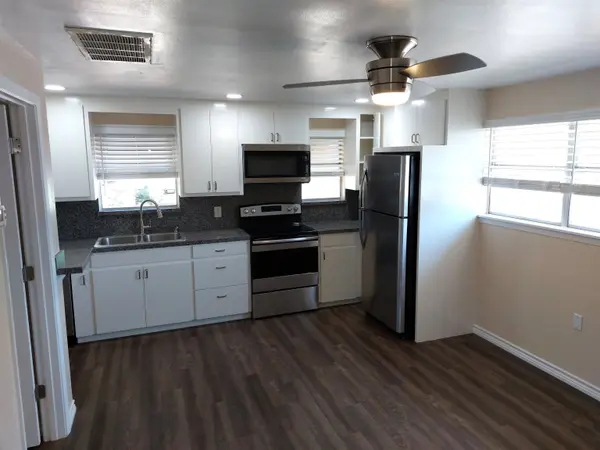 302 W Sandstone ST, Llano, TX 78643-1111