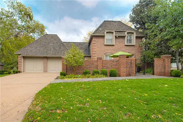 7 LeMans CT, Prairie Village, KS 66208