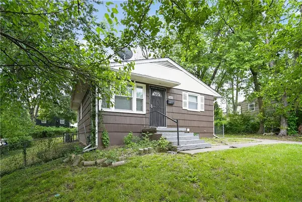 7801 E 48th ST, Kansas City, MO 64129
