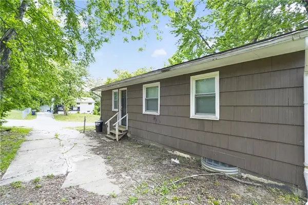 7801 E 48th ST, Kansas City, MO 64129