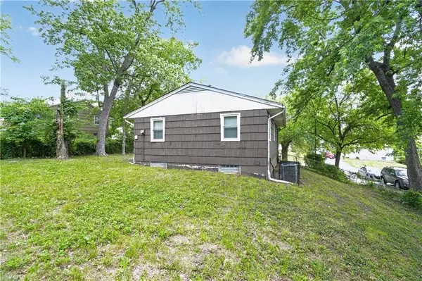 7801 E 48th ST, Kansas City, MO 64129