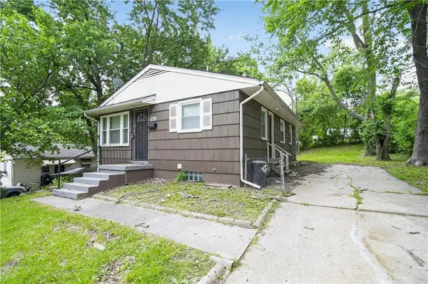 7801 E 48th ST, Kansas City, MO 64129
