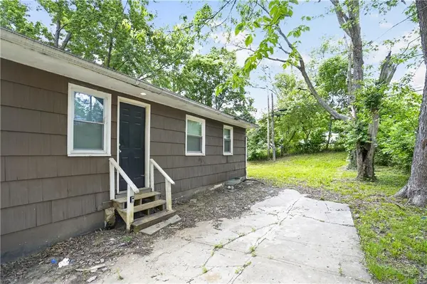 7801 E 48th ST, Kansas City, MO 64129
