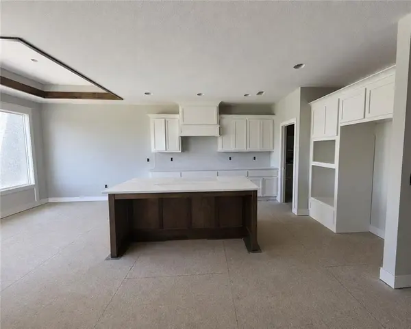 22194 W 116th TER, Olathe, KS 66061