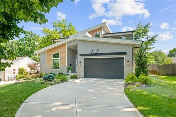 2705 W 74th ST, Prairie Village, KS 66208