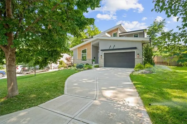 2705 W 74th ST, Prairie Village, KS 66208