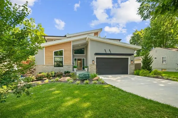 2705 W 74th ST, Prairie Village, KS 66208