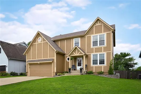 12242 S Shannan LN, Olathe, KS 66062