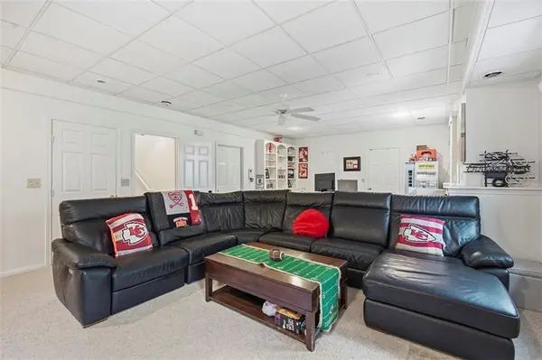 7924 W 118th TER, Overland Park, KS 66210