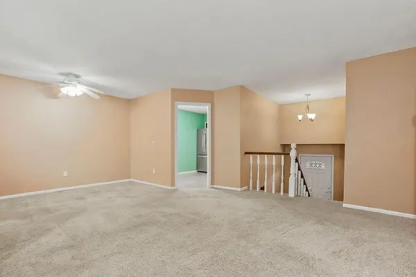 740 E Valerie LN, Gardner, KS 66030