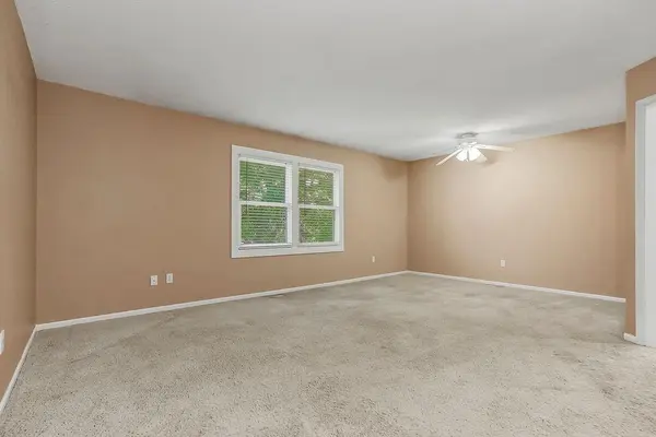 740 E Valerie LN, Gardner, KS 66030