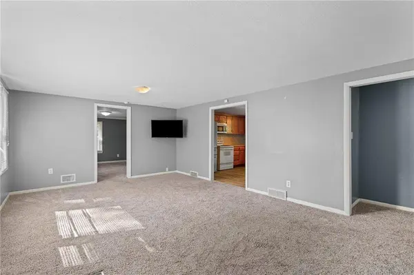 607 SW 8th ST, Blue Springs, MO 64015