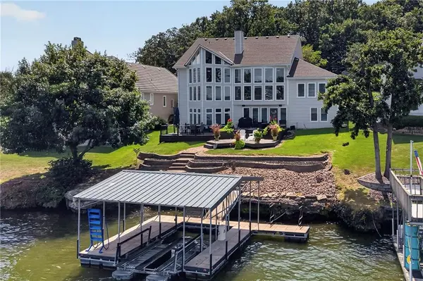326 S Shore DR, Lake Winnebago, MO 64034