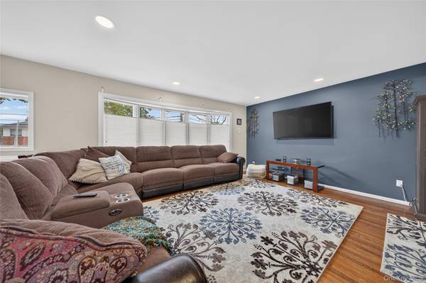 395 Bunker DR, Oceanside, NY 11572