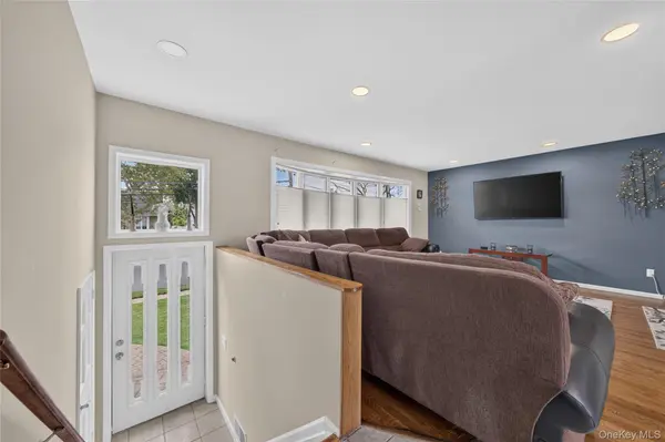 395 Bunker DR, Oceanside, NY 11572