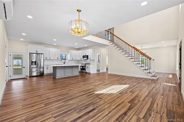37 Gladstone AVE, West Islip, NY 11795