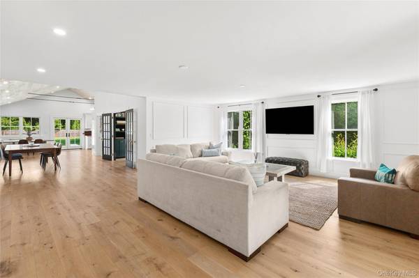 11 Shinnecock RD, Hampton Bays, NY 11946