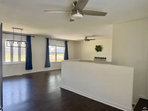 208 Willow LN, Perry, KS 66073