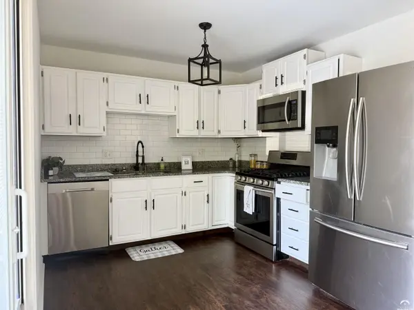 208 Willow LN, Perry, KS 66073