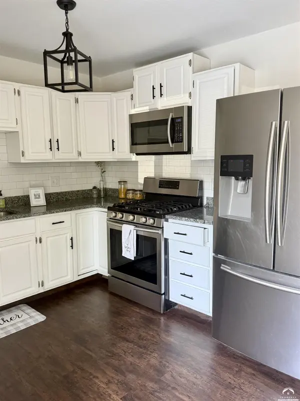 208 Willow LN, Perry, KS 66073