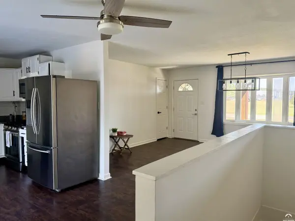 208 Willow LN, Perry, KS 66073