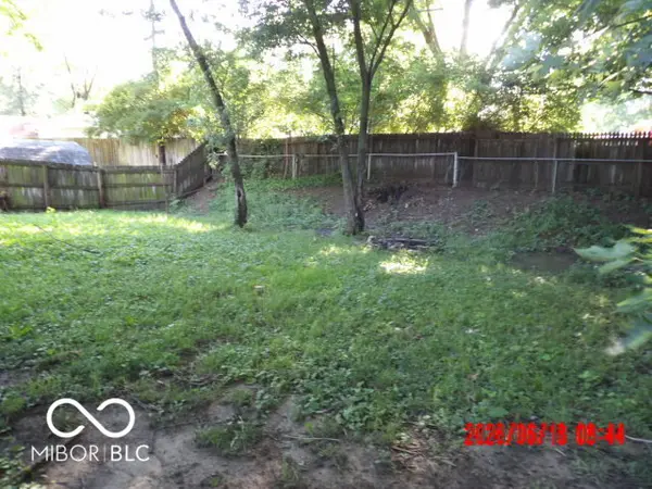 81 Crestview DR, Greenwood, IN 46143
