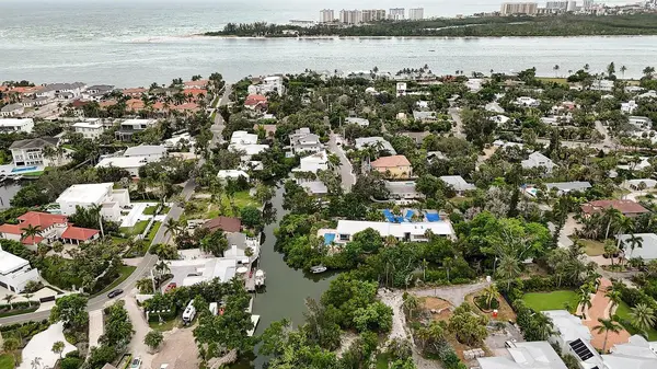 300 GARDEN LN, Sarasota, FL 34242