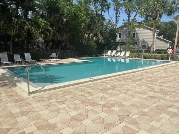 1086 SANABEL CT NE, St Petersburg, FL 33702