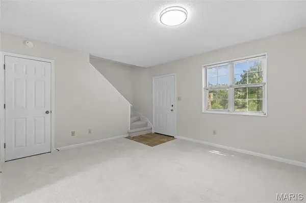 8813 Wrenwood LN, St Louis, MO 63144