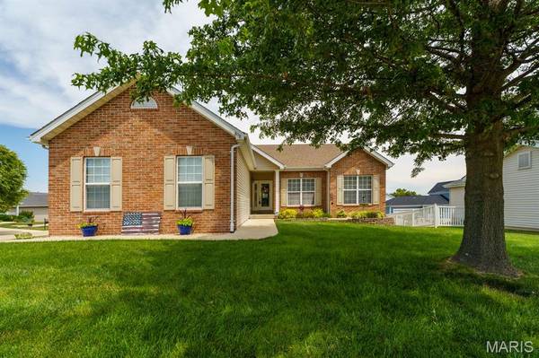 808 Blazing Star DR, Waterloo, IL 62298