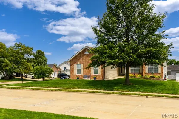 808 Blazing Star DR, Waterloo, IL 62298