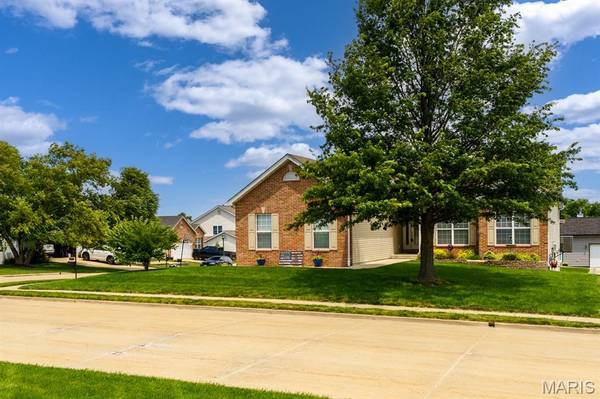 808 Blazing Star DR, Waterloo, IL 62298
