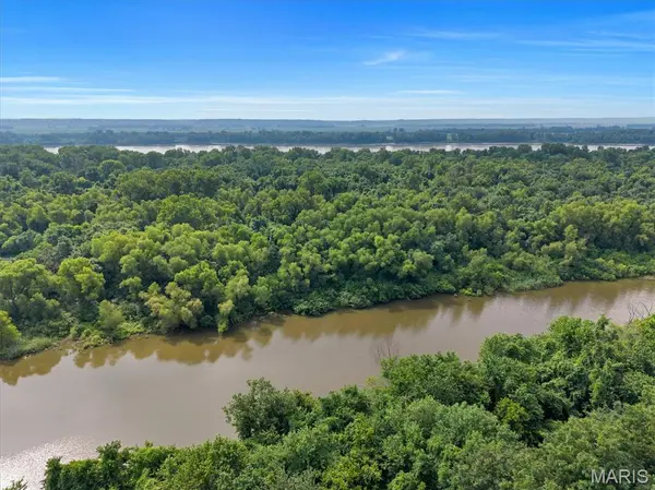 7040 Christopher DR, St Louis, MO 63129